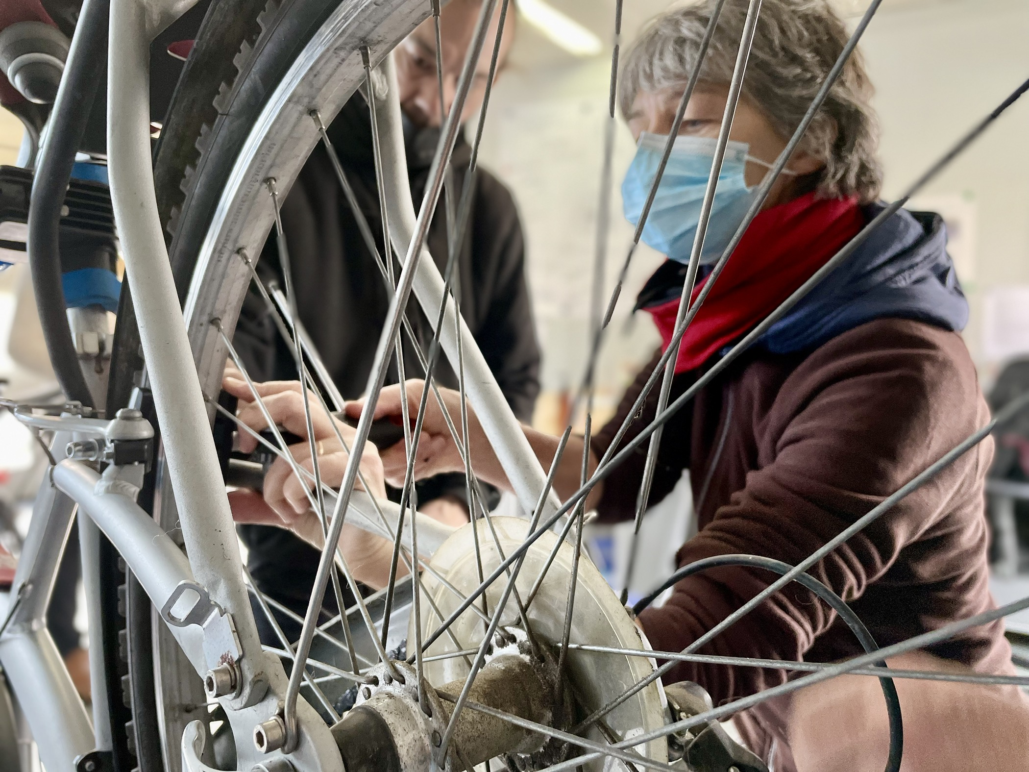 femme réparant un vélo