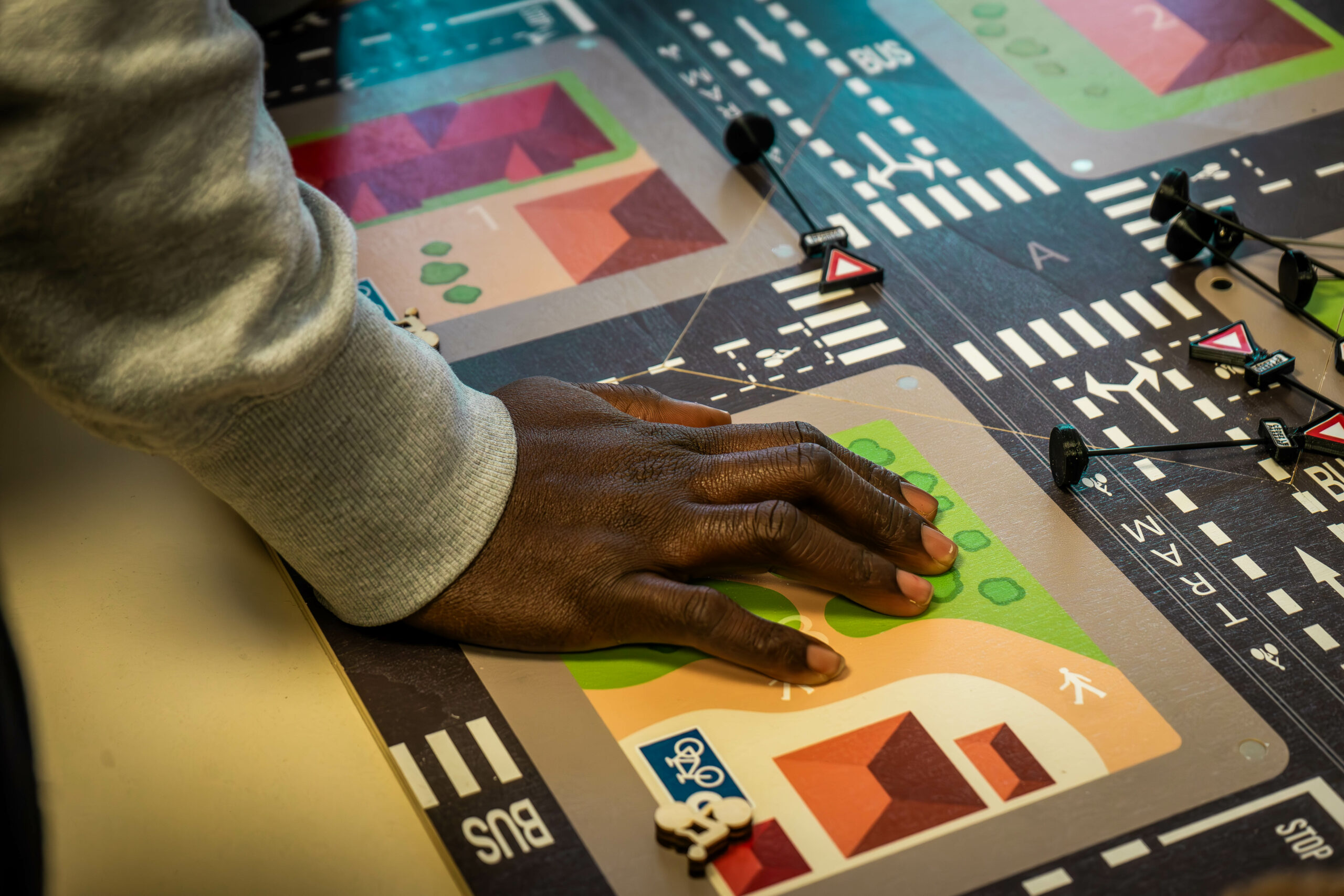 homme réparant le dérailleur d'un vélo bleu